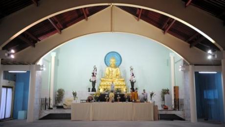 Prières devant l'imposante statue de Bouddha