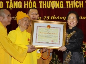 La vie-Présidente Nguyen Thi Doan a remis l'Ordre de Ho Chi Minh au bonze supérieur Thich Thanh Tu.