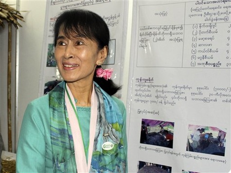 Libérée depuis un an de son assignation à résidence, la Nobel de la paix 1991 n’en reste pas moins dotée d’un pouvoir immense aux yeux des Birmans.