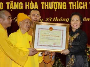 La vice-présidente Nguyen Thi Doan remet l'Ordre Ho Chi Minh au bronze supérieur Thich Thanh Tu