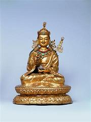 Padmasambhava. XVIIIe s. Alliage de cuivre doré, dorure à froid, pigments, incrustations de turquoise et de corail. Gönpa de Trashigang, Thimphu