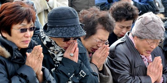 Commémoration du premier anniversaire du tsunami devant une école élémentaire à Ishinomaki, le 11 mars 2012.