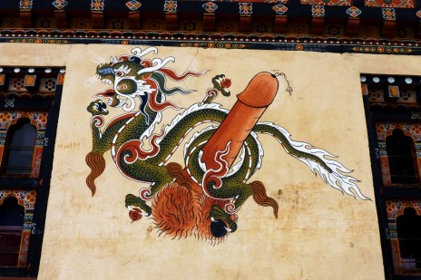 Peinture d’un phallus et d’un dragon sur un mur de Thimphu, la capitale bhoutanaise