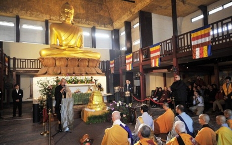 Le président de l'Union française du bouddhisme, Olivier Wang-Genh, fait un discours le 27 septembre 2009 à la pagode de Vincennes
