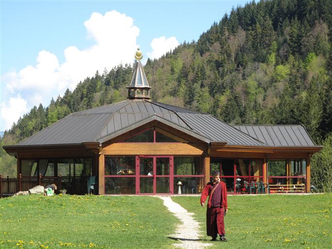 Le temple, à structure bois avec de grandes baies vitrées, a été édifié à la suite de la venue à Arvillard du dalaï lama en 1997. Le “stûpa” cache un moulin à prière, cylindre de cuivre rempli de mantras. Une cloche tinte lorsqu’on le fait tourner.