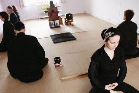 La pratique du zazen, concentrée sur la posture du corps et la respiration, contribue à un meilleur équilibre du corps et de l'esprit.