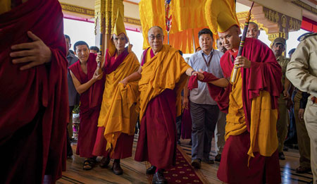 De bon matin, encadré par des moines et un garde du corps, le dalaï-lama arrive dans l’un des deux monastères où il dispense ses leçons de bouddhisme. A ses côtés (à g.), le Ganden Tripa, le chef de l’école des Bonnets jaunes fondée au XIVe siècle.