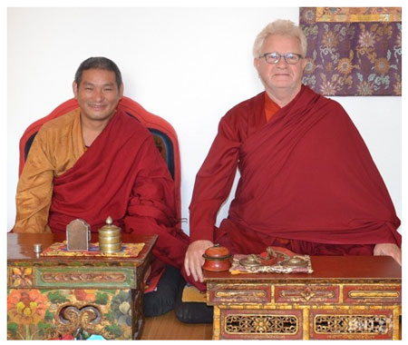 Le lama Maratika Rinpoché et le lama suisse Ngawang Rigdzin au Centre de méditation bouddhiste Do Nga Chö Ling à Bienne (Photo: Eugenio D’Alessio)
