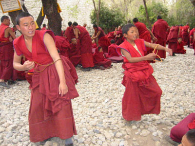 Junge tibetische Mönche im KlosterDrepung Junge tibetische Mönche im KlosterDrepung