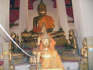 Sculpture de Bouddha. Il existe trois Bouddhas en Thaïlande. Le Bouddha de l’été, de la saison des pluies et de l’hiver.