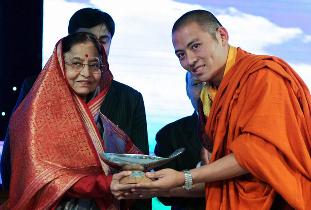 Kyabje Thuksey Rinpoche was receiving the trophy of Green Hero from the Honourable 12th President of India, Pratibha Patil in Hong Kong, 2010 (File pic)