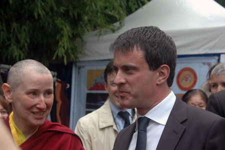 La présidente de l'Union bouddhiste de France et Manuel Valls à la pagode de Vincennes le 26 mai (photo D.R.).