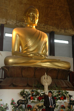 La pagode abrite le plus grand Bouddha d'Europe, recouvert de feuilles d'or (photo D.R.).