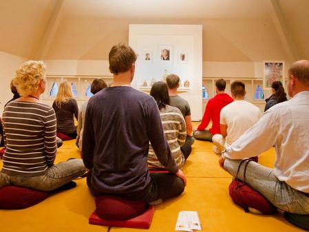 Klingt einfach, ist schwierig: Beim Meditieren geht es darum, den Geist an einer Stelle zu halten, indem man sich zum Beispiel auf den Atem konzentriert. Foto: Franziska Koark