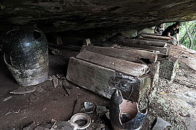 Sur le site de Phnom Pel, à 97 mètres d’altitude, dix jarres dont une angkorienne datant du XVe au XVIIe siècle, ainsi que douze cercueils du XIVe au XVIIe reposent ensemble.  Tang Chhin Sothy/AFP