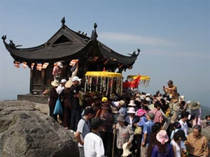 Des pèlerins vont au mont Yên Tu pour rendre hommage à Bouddha. (Source: VNA)