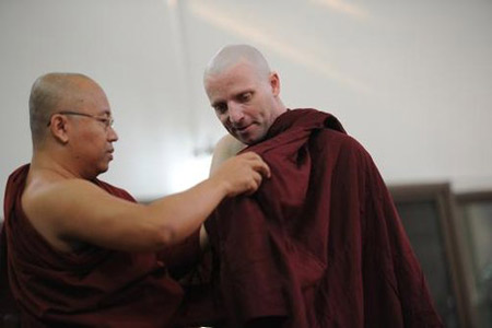 Rupert Richard Arrowsmith (d), historien d'art britannique, entre dans la vie monastique, le 23 février 2013 près de Rangoon - AFP/Archives © 2013 AFP