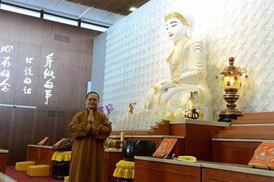La salle de prières du temple bouddhiste « Ch'an Fa Hua » de Bussy-Saint-Georges.