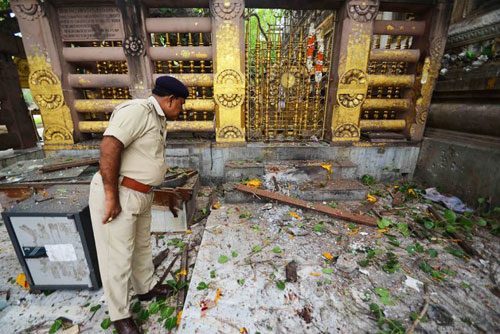 Un policier inspecte les lieux du temple de Bodh Gaya où se sont produites plusieurs explosions.