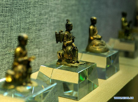 Des figurines bouddhistes sont présentées, le 17 juillet 2013, dans les grottes du temple Bingling dans le district de Yongjing, la province chinoise du Gansu. [Photo: Xinhua]
