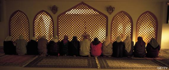 Mujeres rezando en la mezquita de la M30, en Madrid.
