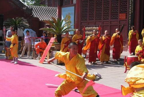 CC BY Asteiner. Démonstration de style Shaolin dans un monastère.