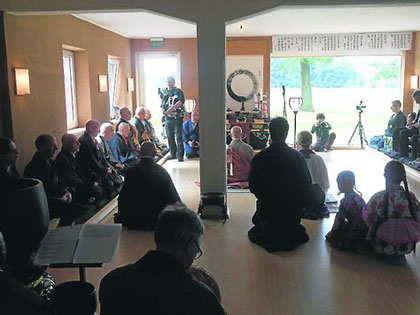 Das Zen-Kloster wurde mit einer Zeremonie eröffnet. ·