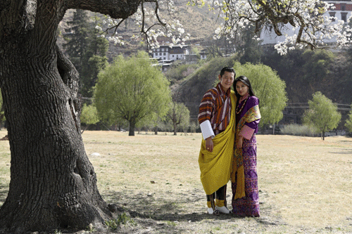 Devant le Tashichhodzong, la forteressemonastère qui abrite les différentes instances du pouvoir, le roi Jigme Khesar Namgyel Wangchuk, 33 ans, cinquième de la dynastie, et son épouse,en habits nationaux.