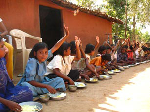 Repas des enfants dans l'orphelinat