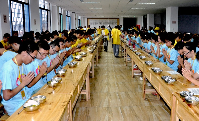 Des étudiants prient avant le petit déjeuner pendant les vacances d'été au Temple Zhengjue à Boshan dans la province du Shandong, dans l'est de la Chine le 8 août 2013