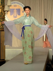 Le costume Han traditionelle est souvent accompagné de luxueux châles en soie