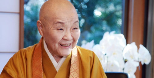 Née en 1922, romancière féministe et nonne bouddhiste, Jakuchô Setouchi est l’une des personnalités les plus célèbres du Japon. Lauréate de nombreux prix littéraires, elle écrit depuis plus de soixante ans. Un seul de ses romans a été traduit en français: Née en 1922, romancière féministe et nonne bouddhiste, Jakuchô Setouchi est l’une des personnalités les plus célèbres du Japon. Lauréate de nombreux prix littéraires, elle écrit depuis plus de soixante ans. Un seul de ses romans a été traduit en français: