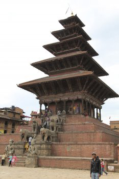 Le temple hindouist Nyatapola, coiffé de cinq toits superposés, est le plus haut de la vallée de Katmandou