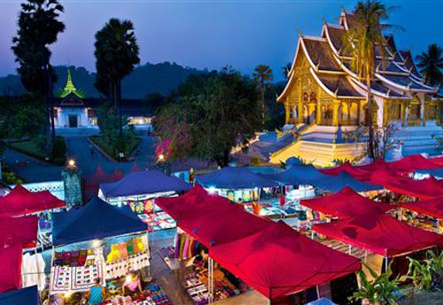 Le marché de nuit s’étend au pied de la pagode Haw Pha Bang et du Palais royal, en bordure du Mékong.