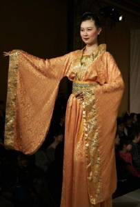 Véritable design Han : les longues manches drapées étaient un des aspects les plus exceptionnels des costumes de la dynastie Tang