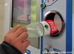 Pour prendre le métro à Pékin, on peut payer avec des bouteilles plastiques