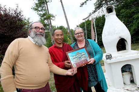 Rigzin Dorjee Tamu, entouré des époux Carrière, les infirmiers libéraux de Bassillac, domiciliés à Trélissac, qui l’accueillent et le forment aux premiers secours depuis le début du mois. (photo Jean-Christophe Sounalet)