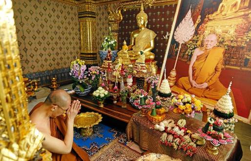 BANGKOK. Un monje reza frente a la imagen del patriarca tailandés Somdet Phra Nyanasamvara luego de su muerte. EFE BANGKOK. Un monje reza frente a la imagen del patriarca tailandés Somdet Phra Nyanasamvara luego de su muerte. EFE