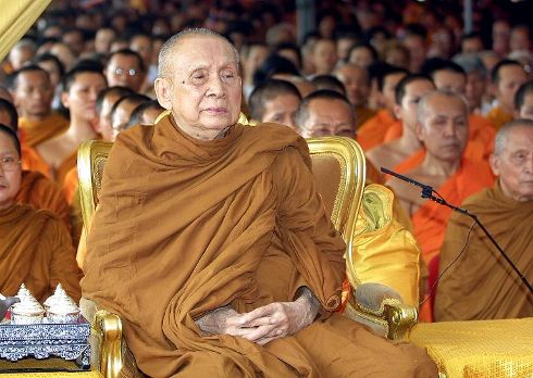La Thaïlande en deuil rendait hommage vendredi à son patriarche suprême, dirigeant des moines bouddhistes du pays décédé la veille à l'âge de 100 ans. - Pornchai Kittiwongsakul/AFP
