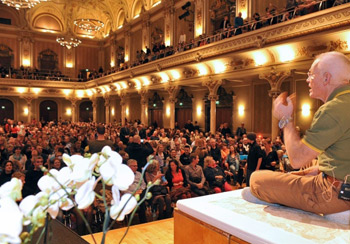 Der Lama in der Stadthalle: Familiäre Atmosphäre trotz großer Bewunderung.