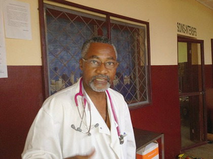 Le docteur Jean Chrysostome Gody continue à soigner, sept jours sur sept, envers et contre tout. Depuis le coup d’État, les enfants malnutris submergent le seul hôpital pédiatrique de Centrafrique (OLIVIER TALLES).