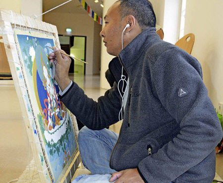 Volle Konzentration: Renchin Dorjee bei der Arbeit Foto: Anita Fertl Volle Konzentration: Renchin Dorjee bei der Arbeit Foto: Anita Fertl