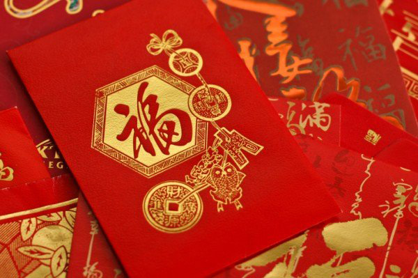 buste rosse con denaro all’interno da regalare ai bambini buste rosse con denaro all’interno da regalare ai bambini