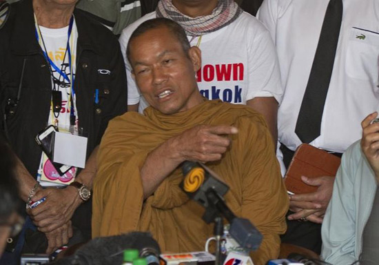 Le moine bouddhiste Luang Pu Buddha Issara lors de négociations avec des représentants du gouvernement, le 27 janvier 2014 à Bangkok (Photo Pornchai Kittiwongsakul. AFP)
