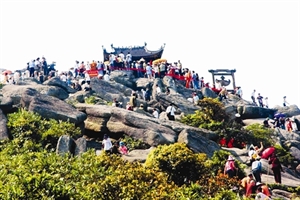 La fameuse pagode de bronze au sommet du mont Yên Tu, à plus de 1.000 m d’altitude (Source: VNA)
