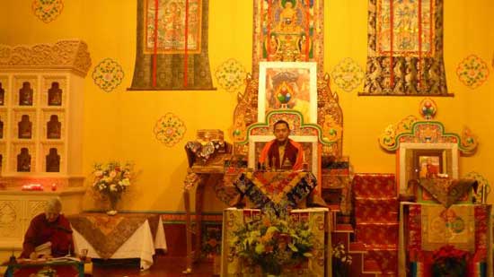 Son Eminence Gyalwa Dokhampa, maître du temple bouddhiste de Plouray. | Photo: Pauline Burguin