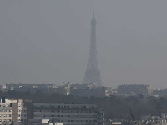 La pollution est si dense que le brouillard de particules a envahi la partie Nord de l'hexagone, notamment en Ile-de-France où l'on voit désormais à peine la tour Eiffel. | (LP / Olivier Lejeune)