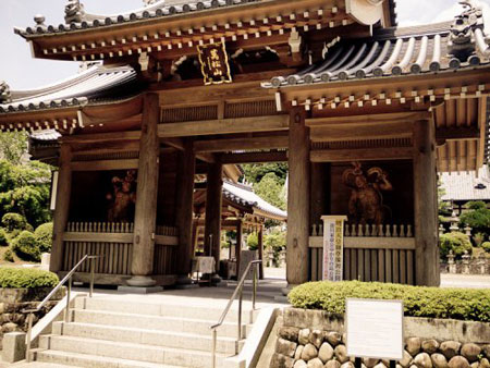 Das mächtige Eingangstor zum Kloster Kasuisai, an dem viele der Zazen-Aufnahmen entstanden. Das mächtige Eingangstor zum Kloster Kasuisai, an dem viele der Zazen-Aufnahmen entstanden.