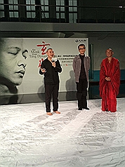 Tsai Ming-liang (à g.) présentant sa pièce aux côtés de Lee Kang-sheng (à d.) et de Kao Jun-honn (au centre) hier à Taipei. CNA