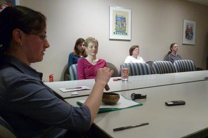 Klia Bassing (G) directrice de Visit Yourself at Work conduit une session de méditation le 26 mars 2014 à l'Association Psychologique Américaine à Washington - AFP Fabienne Faur